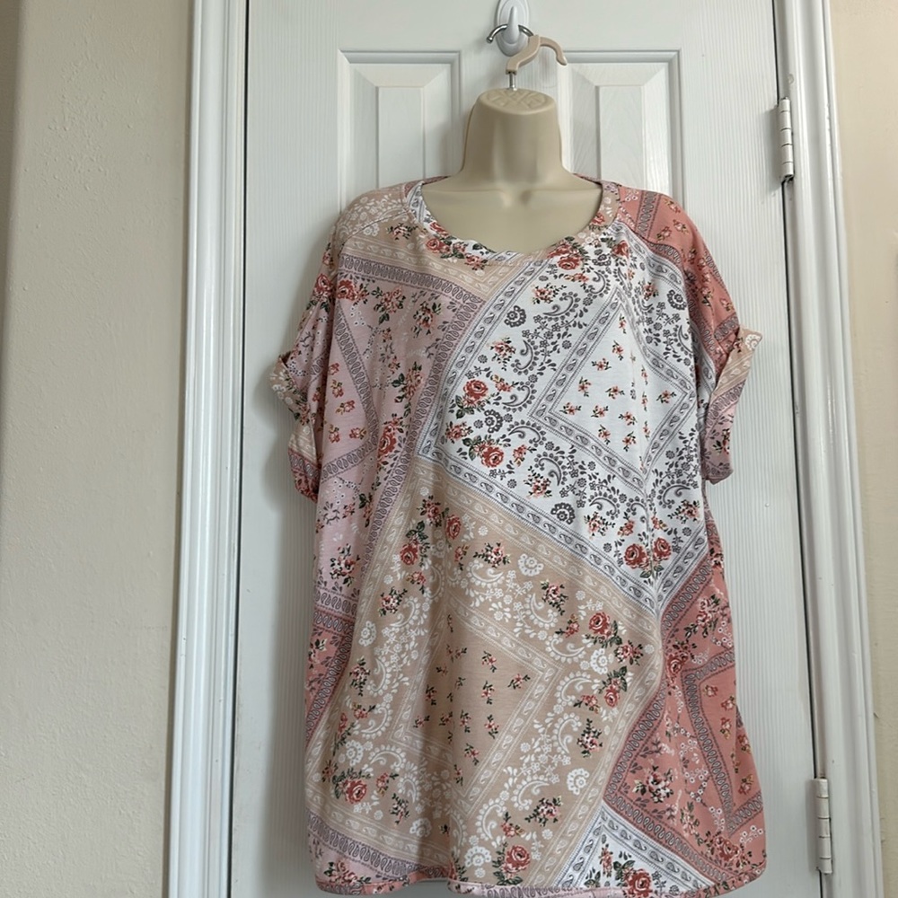 Size 1 X Cupid floral patterned tunic style tee, with short sleeves. Pink.